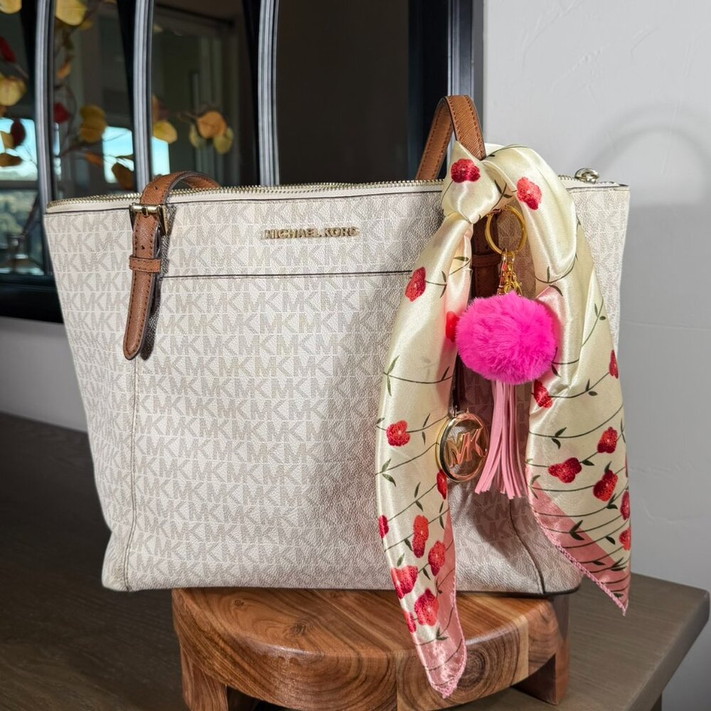 Michael Kors MK Signature Tote Bag — Vanilla & Acorn Monogram - Picture 2 of 16
